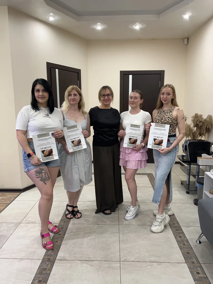 Випускниця школи із сертифікатом