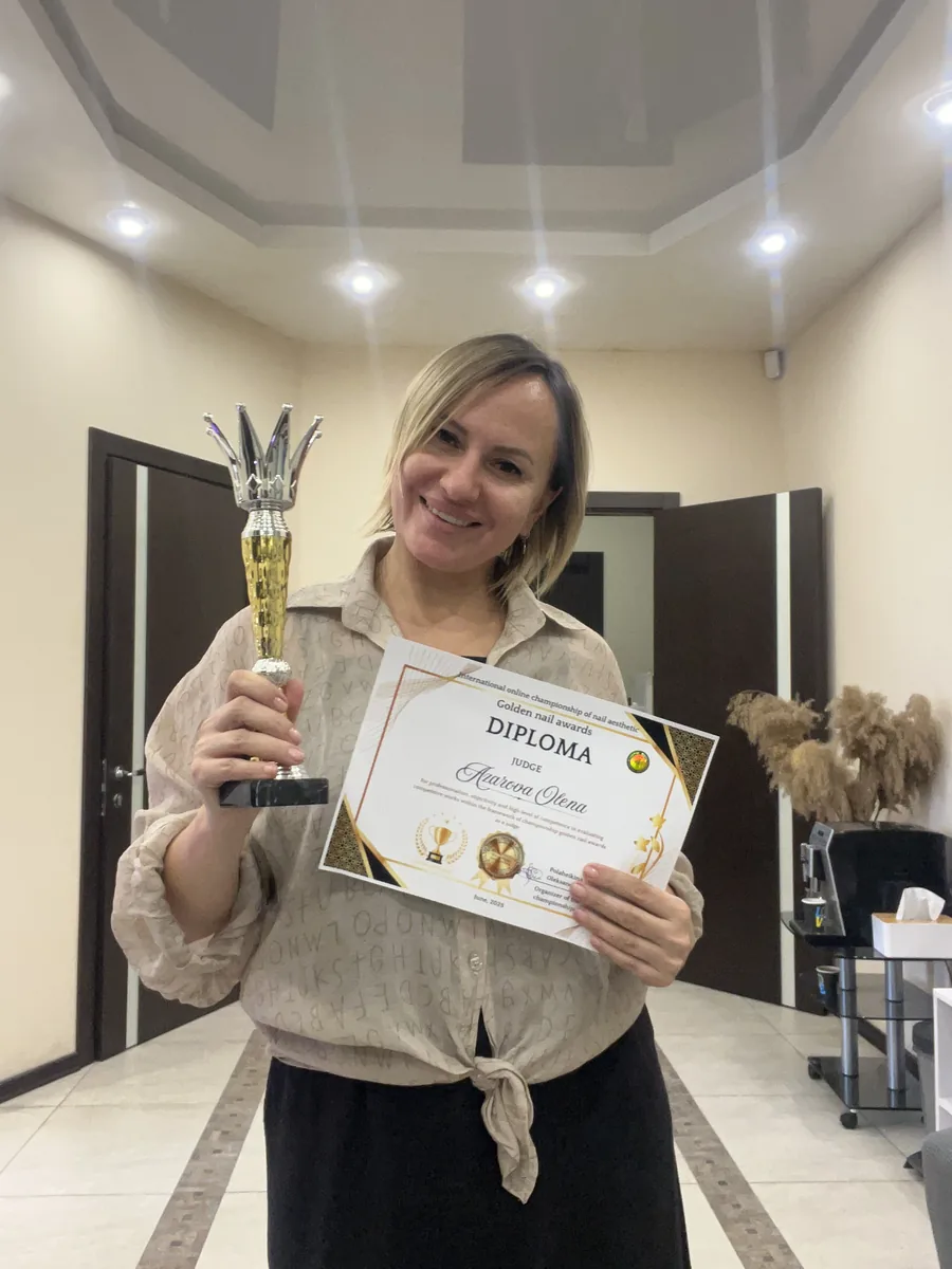 Випускниця школи із сертифікатом
