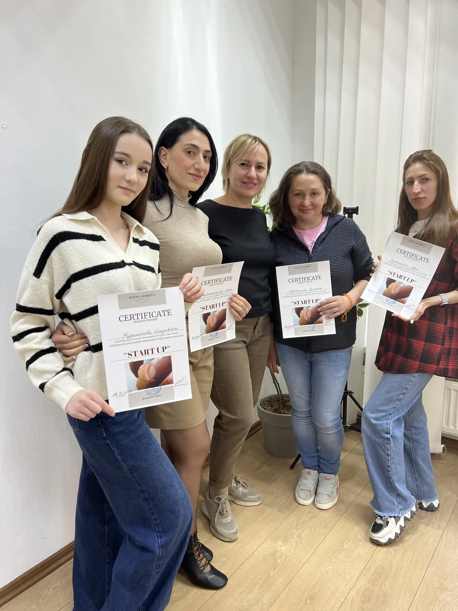 Випускниця школи із сертифікатом