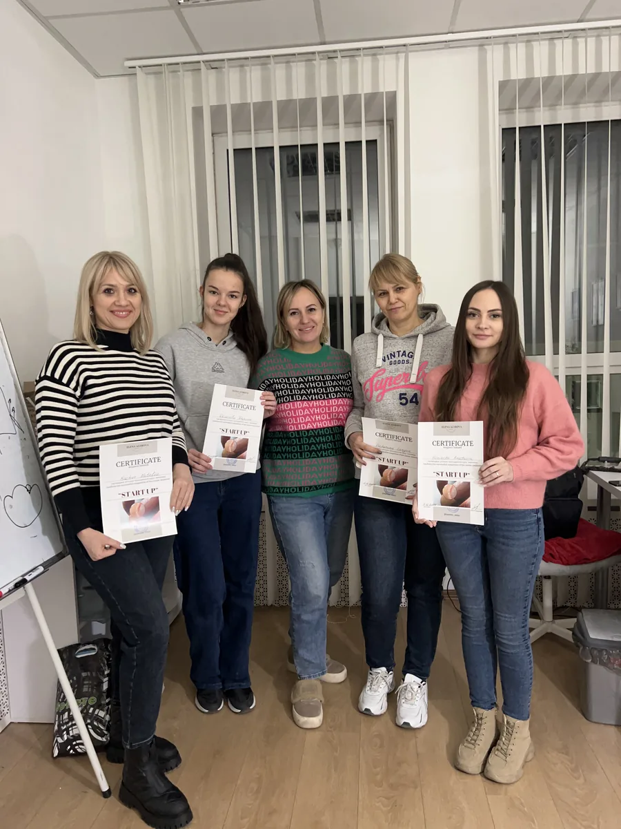 Випускниця школи із сертифікатом